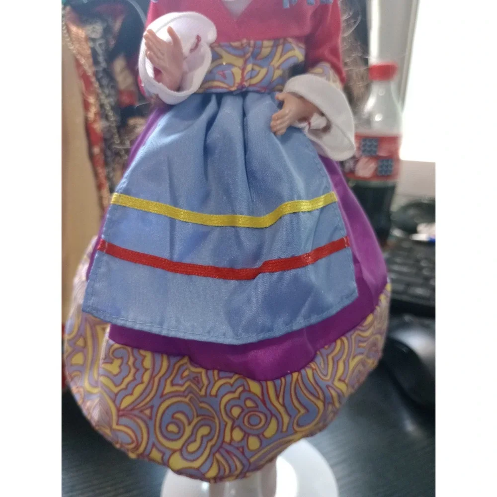 Vintage 1992 Dolls of the World Italian Barbie Mattel Brunette Folk Costume 2256